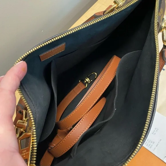 🌸SOLD🌸 Louis Vuitton V Tote MM Noir Cara - Picture 10 of 11